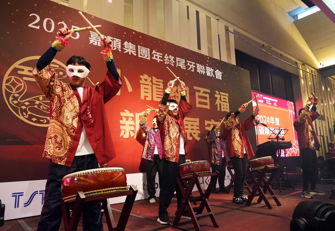 7位伊甸桃園加樂工作坊所服務的身心障礙者在舞台上,賣力演出,令人動容。
