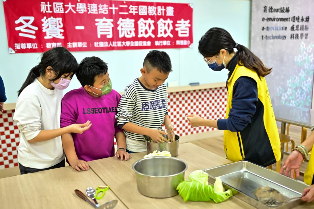 圖:小朋友們體驗和餡的樂趣