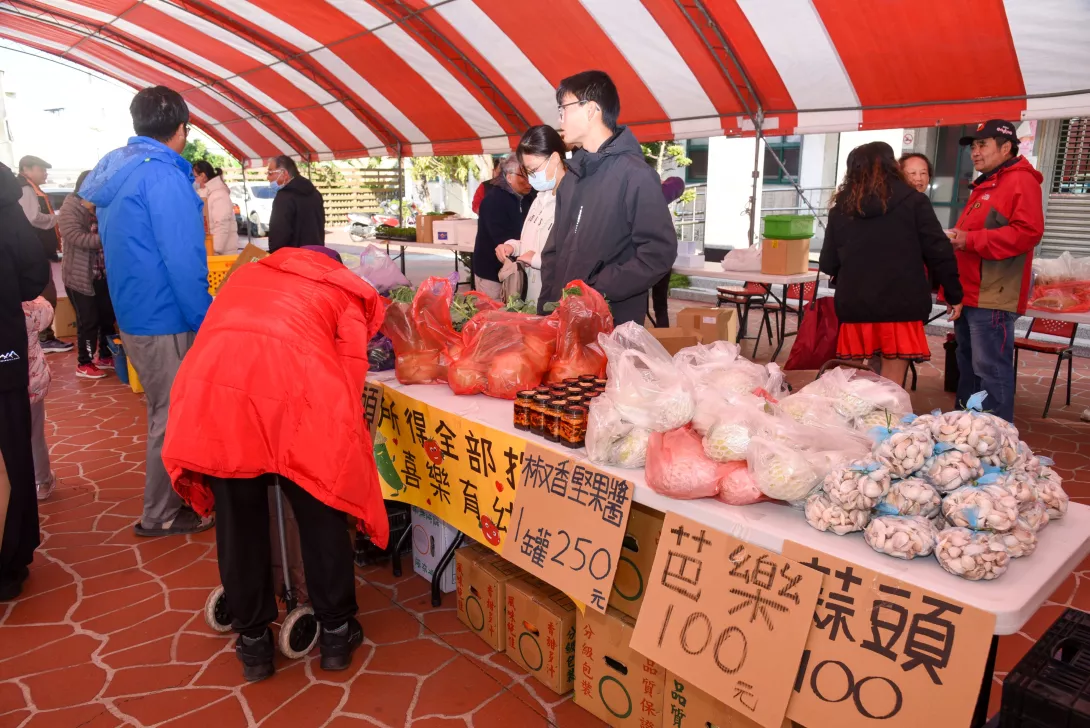 圖:在農特產公益展售會當天許多攤位皆宣告義賣所得全數捐出