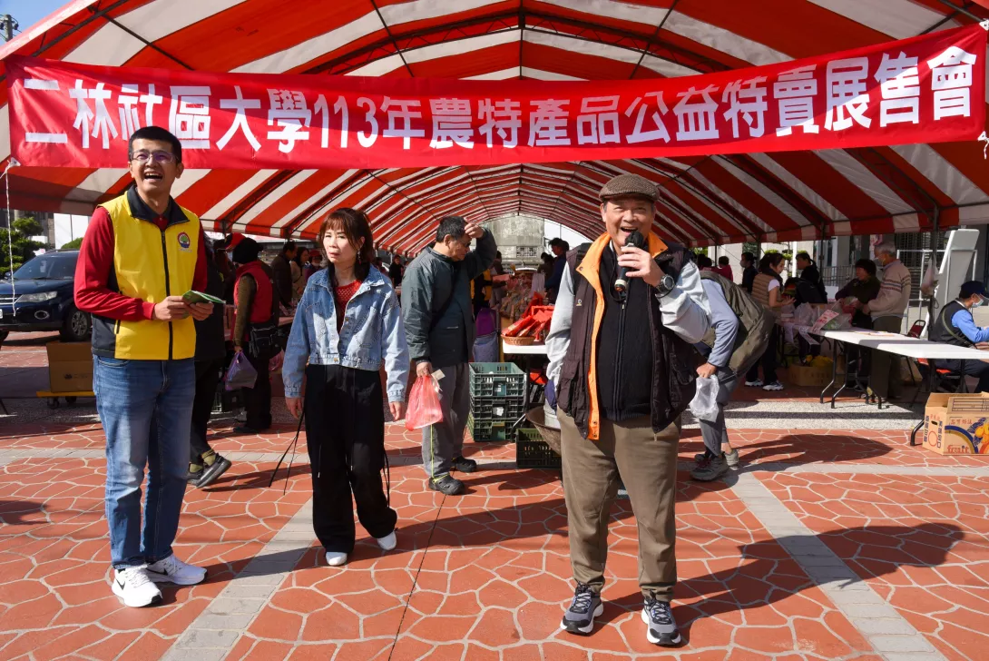 圖:高德錚博士在農特產公益展售會場宣傳農產品