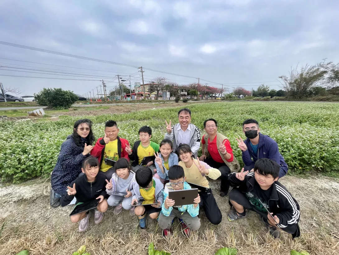 圖:蔡明輝老師帶小朋友們到社區稻田裡拍蕎麥花