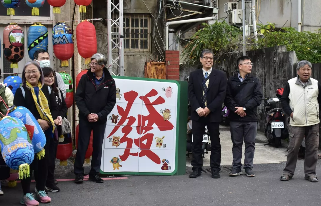 ▲開幕遊戲最後組成一個「發」字,象徵燈展大「發」!