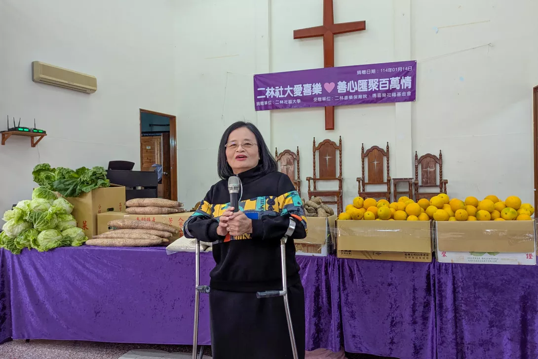 圖:喜樂保育院林玉嫦院長上台感謝二林社大與漢寶國小