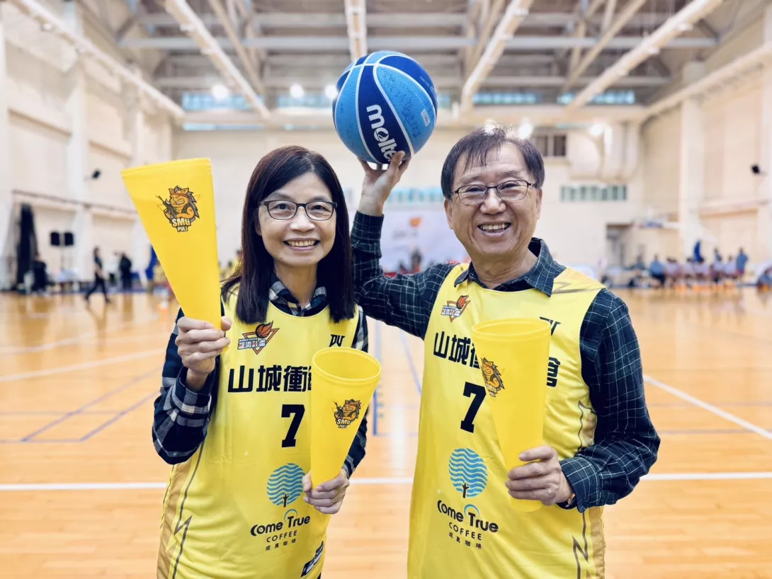 ▲成真咖啡支持山城衝鋒槍隊,王國雄董事長賢伉儷到場加油打氣!