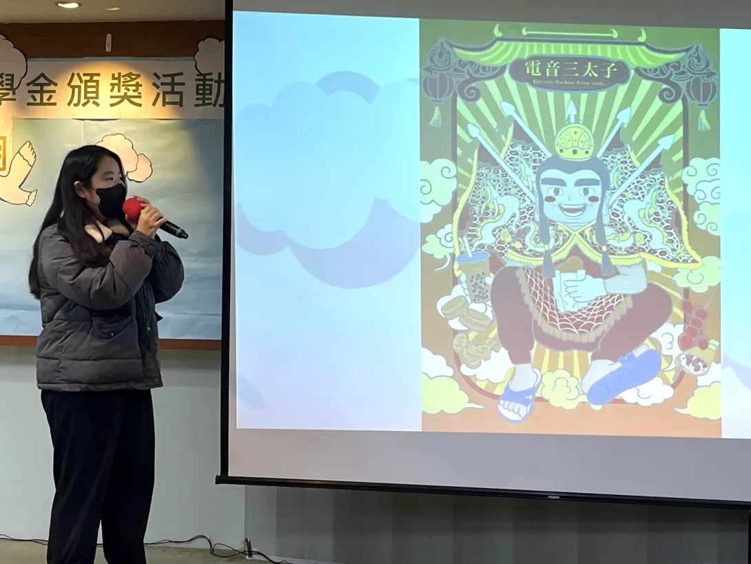 吳品瑢與自己的參展畫作