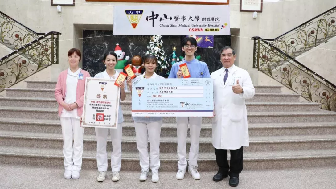 圖一、(右一)中山附醫蔡明哲總院長、(左一)中山附醫護理部吳姿蓉副院長;中山附醫設立護理系優秀學生獎助學金,以行動支持培育優秀護理人才。