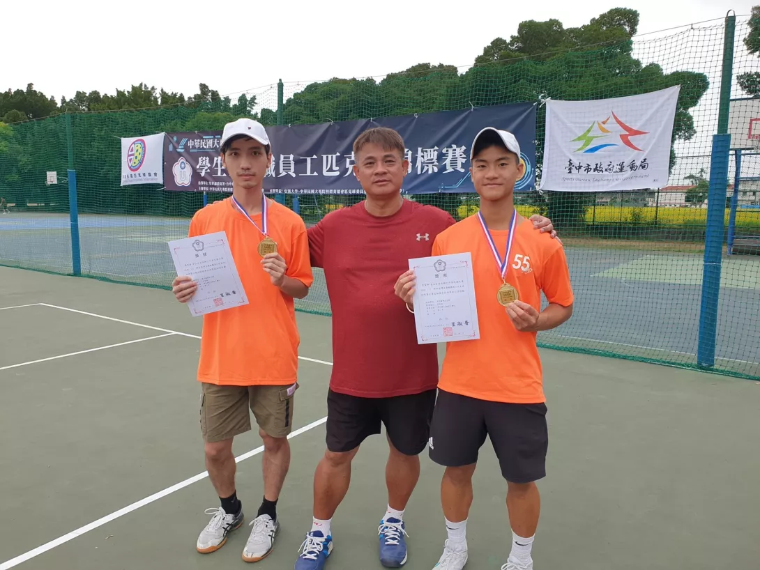 圖一:聖約翰科技大學金牌教練李文田老師(中)指導李亯和(右)及黃恩福(左)兩位同學,勇奪111學年度匹克球錦標賽學生組2.0級男子雙打金牌!