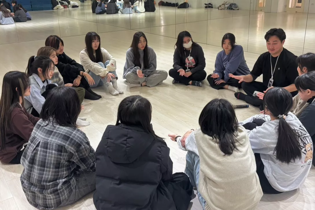 圖二「創意的誕生始於對話與思考。」