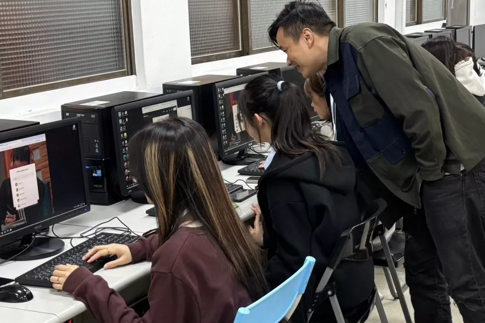 圖四-東南科技大學表演藝術系吳維章主任,引導學員使用AI軟體進行音樂創作與編曲、生成旋律