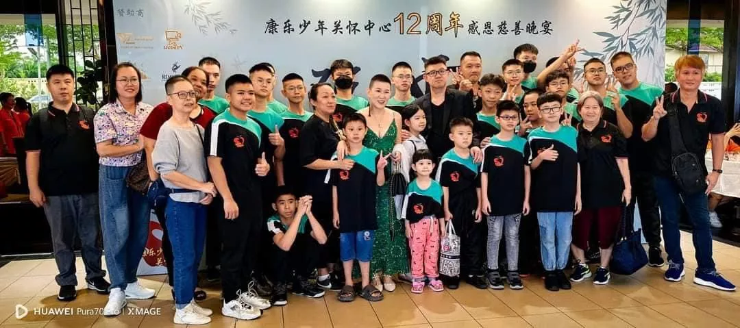 康樂少年關懷中心12周年感恩慈善晚宴中心合照 (圖片提供/吳鼎民)