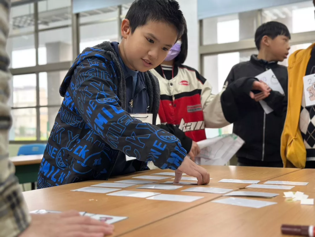 孩子透過桌游來學習如何搭配出營養的一餐