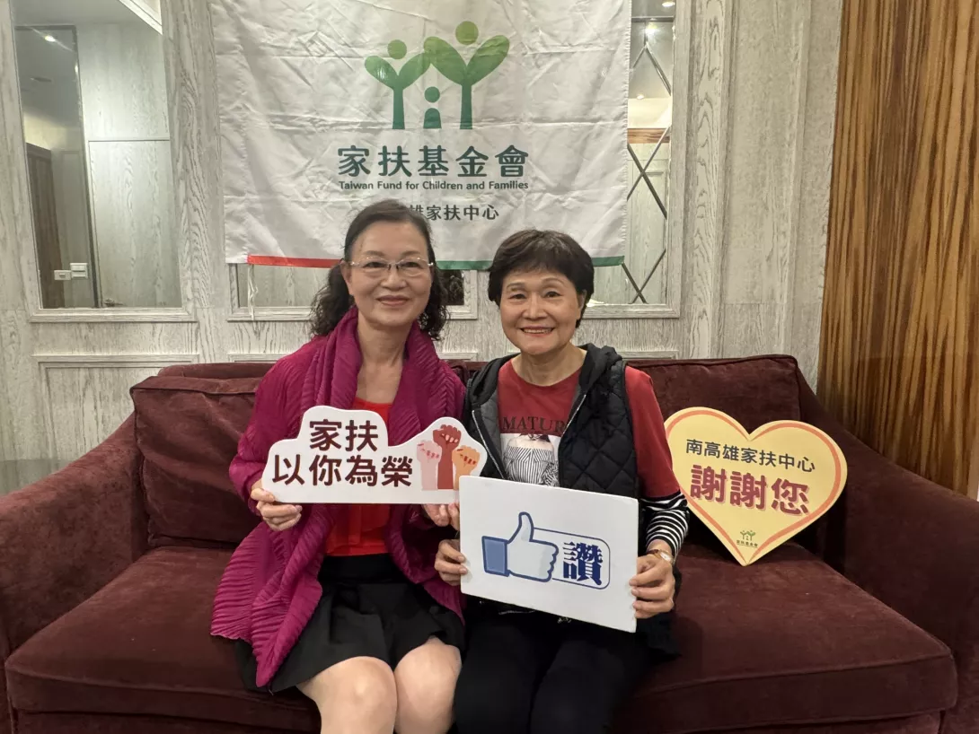 授獎志工范姜秀錦(右)、譚春好(左)