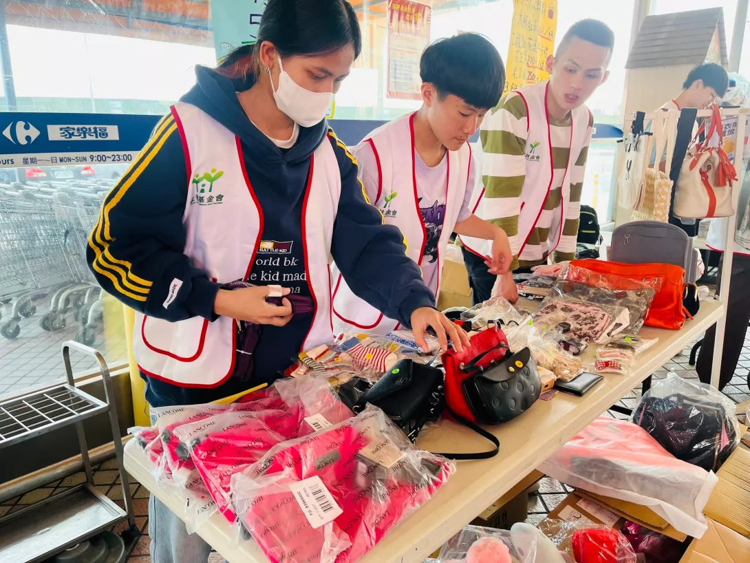 新城服務處義賣現場由大專志工販售商品