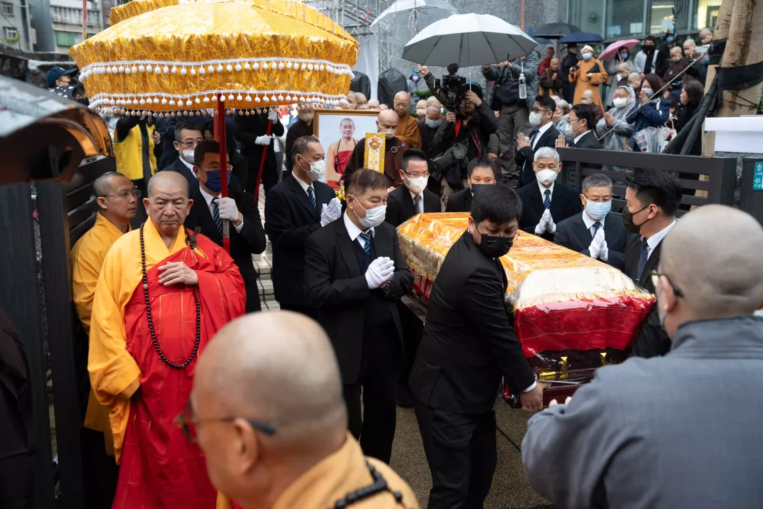 荼毗法會啓龕前往台南大仙寺,從慈法禪寺出發,擠滿信眾護送