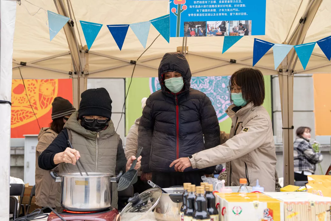 遠從屏東而來的長輩,帶來在地特產,受到民眾歡迎