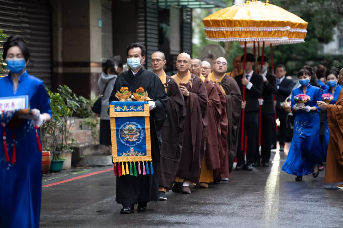 香花、燈、果、幡供養起龕儀隊由慈法禪寺勝鬘會等成員護行