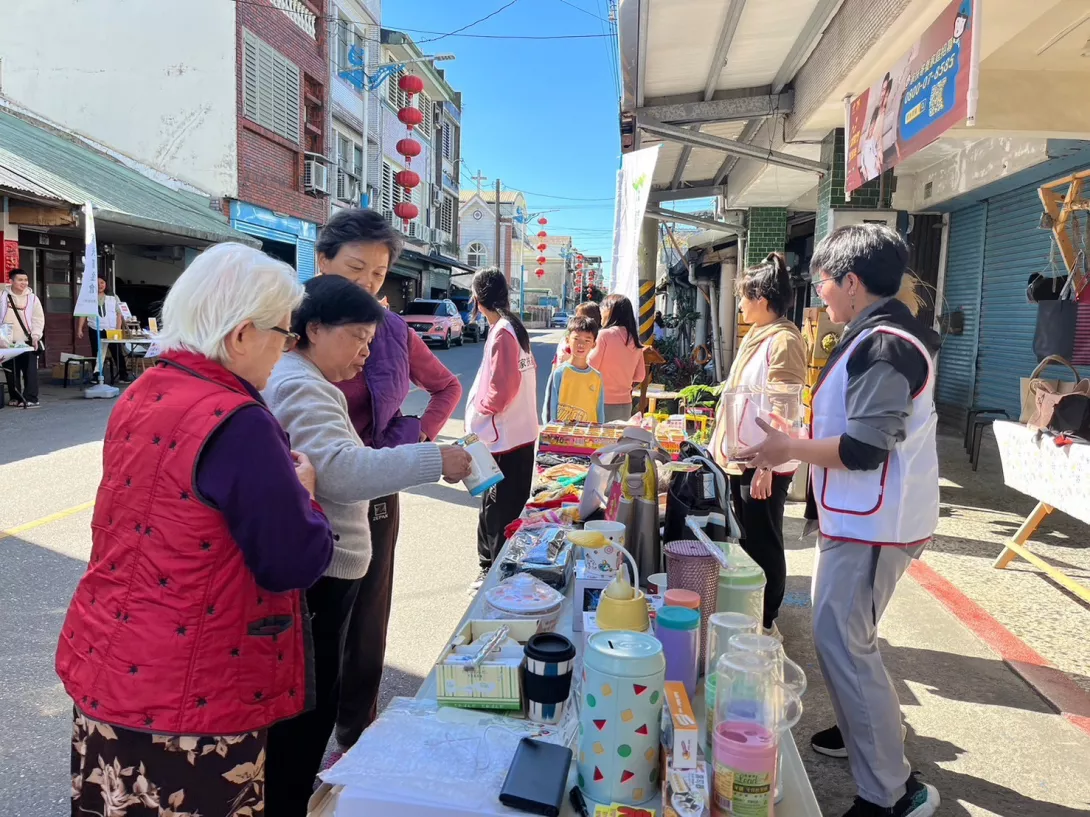 鳳林服務處助學義賣現場吸引熱心公益的民眾參觀選購