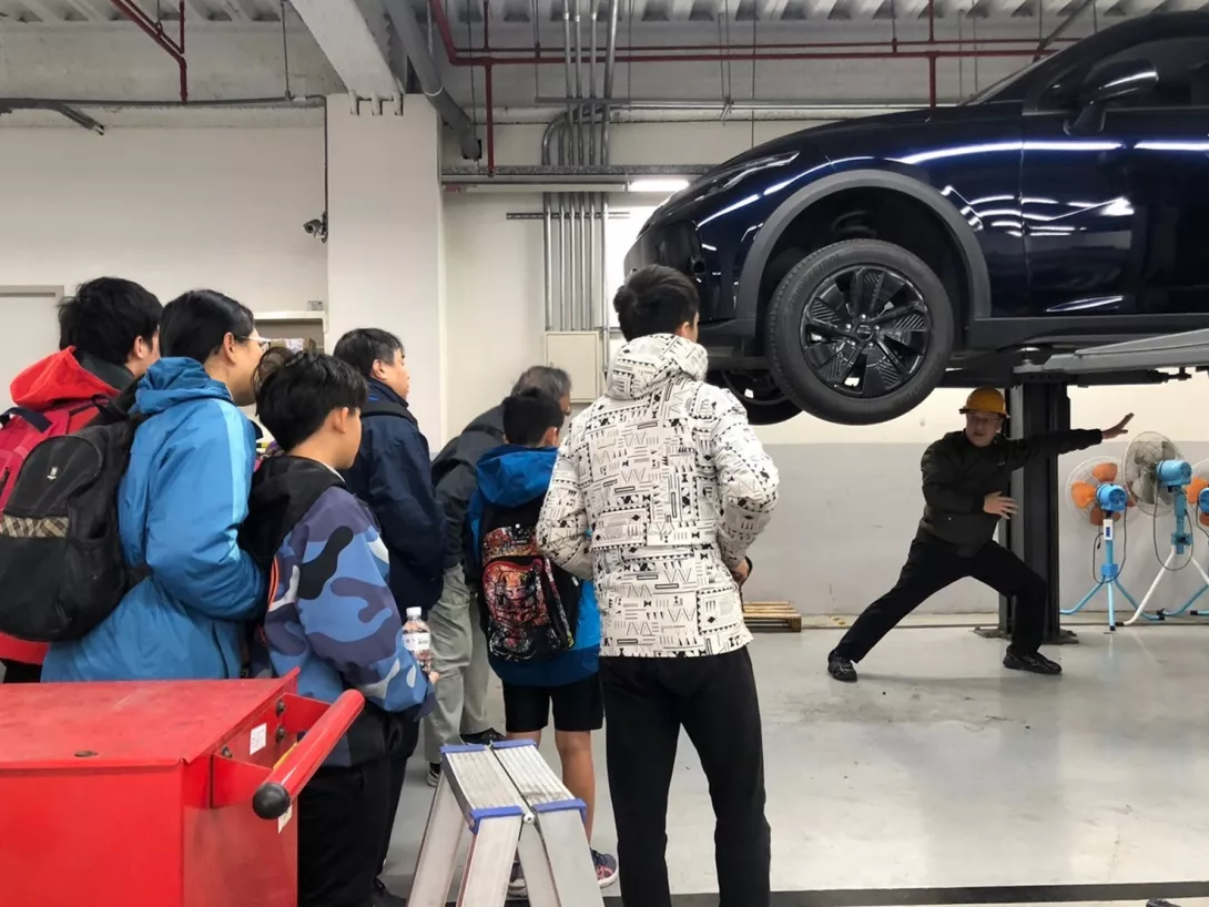 龍華科大攜手北市、納智捷 產業新手村見學團參訪電動車產業-1
