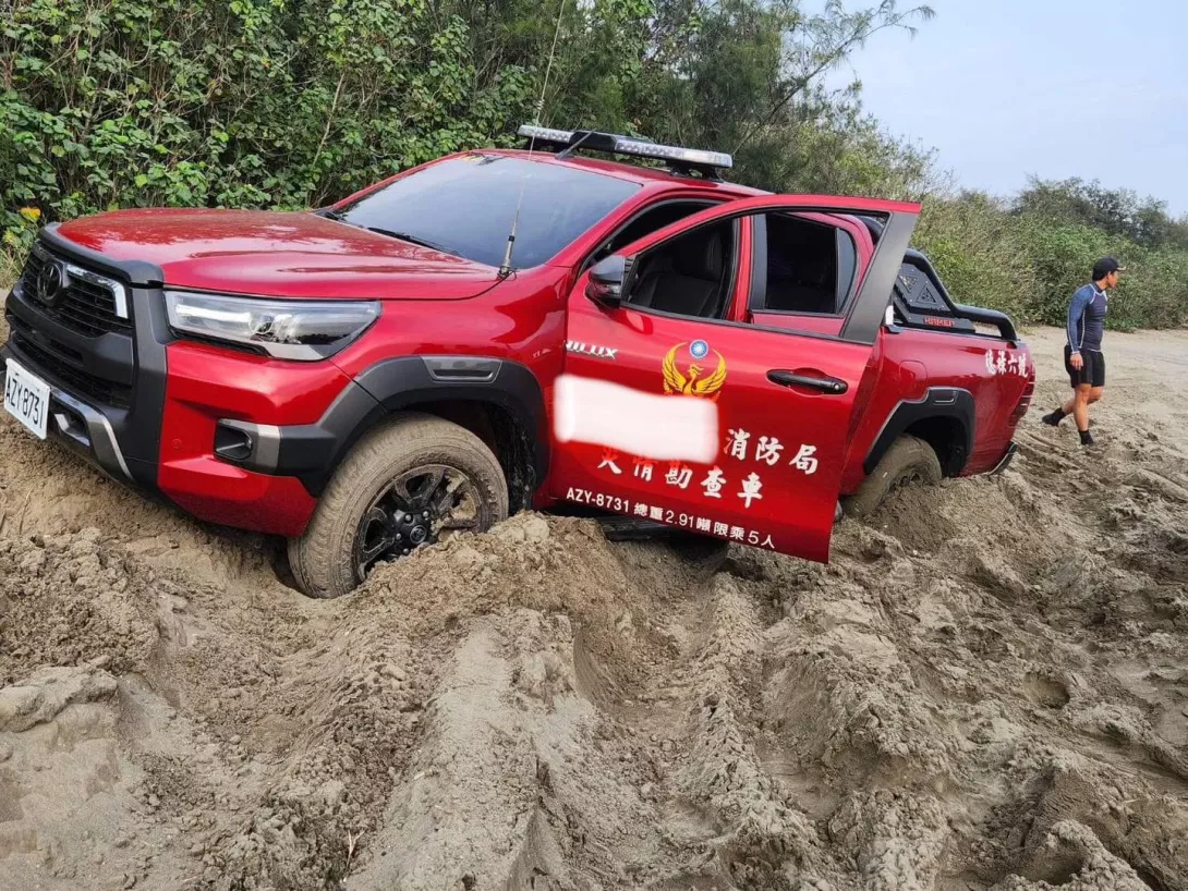 消防救災車卡在沙灘上