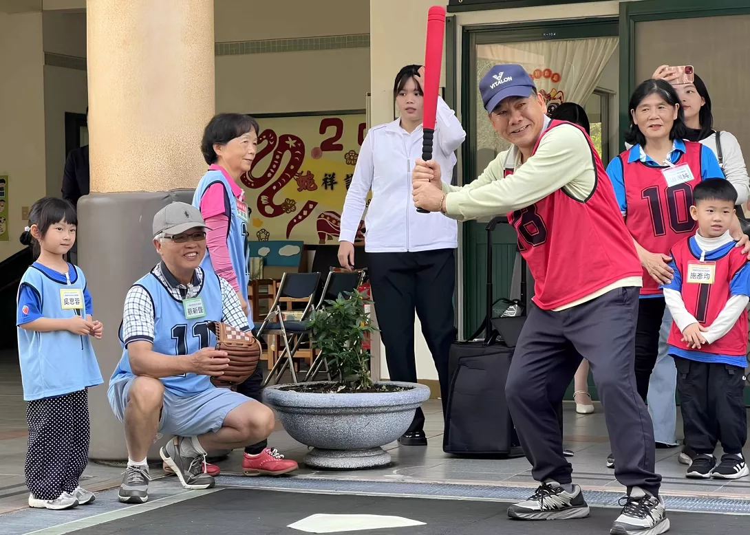 「幼老棒球隊」是幼老共園計畫的一大亮點,透過世代共學,強化長者的社會參與及健康促進。