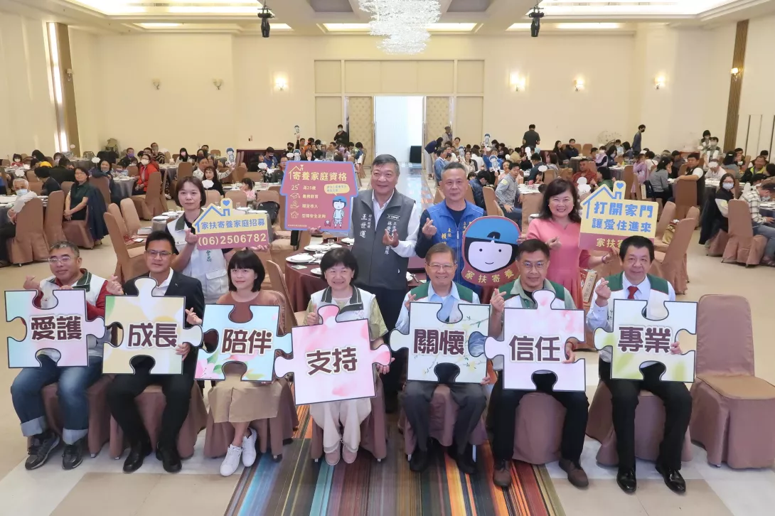 中國時報-郭乃文局長與南家扶康登春主委、南北家扶主任及寄養家庭手持意象「拼圖」,象徵公部門與民間合作與團隊的概念,共同守護寄養兒少。