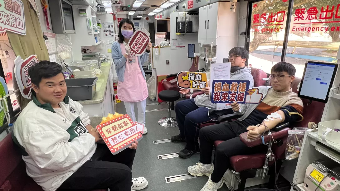 圖三:學生捐血時露出笑容,展現熱血公益精神,希望能透過小小善舉,幫助更多需要的人。