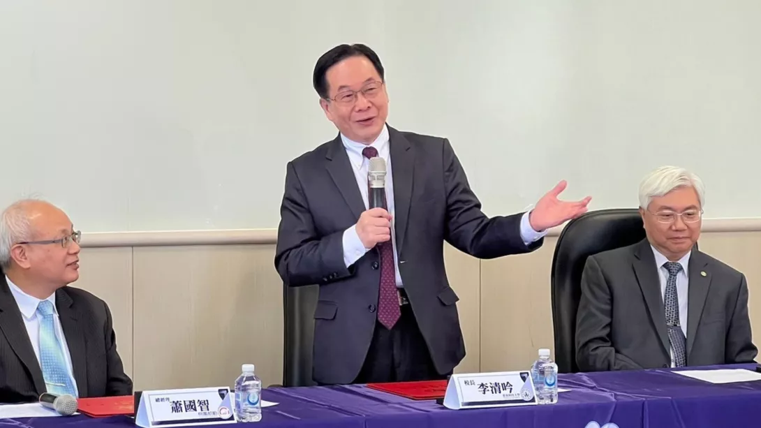 圖二:東南科技大學校長李清吟於產學合作簽約儀式中致詞,期盼透過與桃園航勤的合作,為學生打造更多實習與就業的契機,實踐學用合一的教育目標。