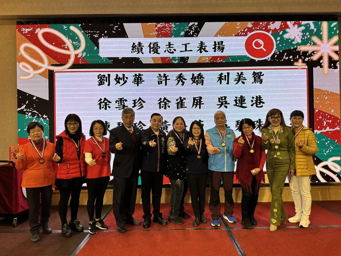 圖二_桃園市議會邱奕勝議長(中)與桃園家扶中心扶幼委員會謝文卿主委(左四)表揚績優志工開心合影