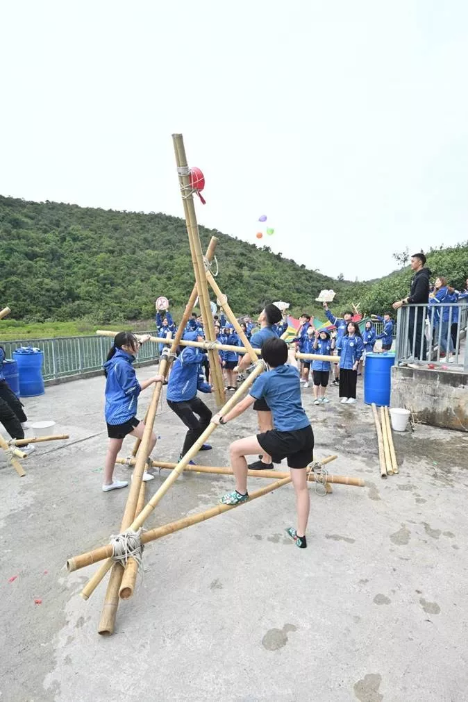 學員今早參與訓練活動,一同製作「羅馬炮架」,學習團隊合作精神