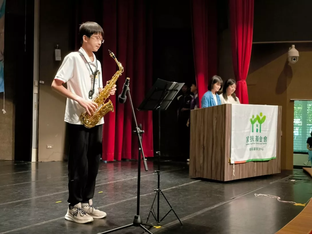 新聞稿人物(阿賢)演奏薩克斯風