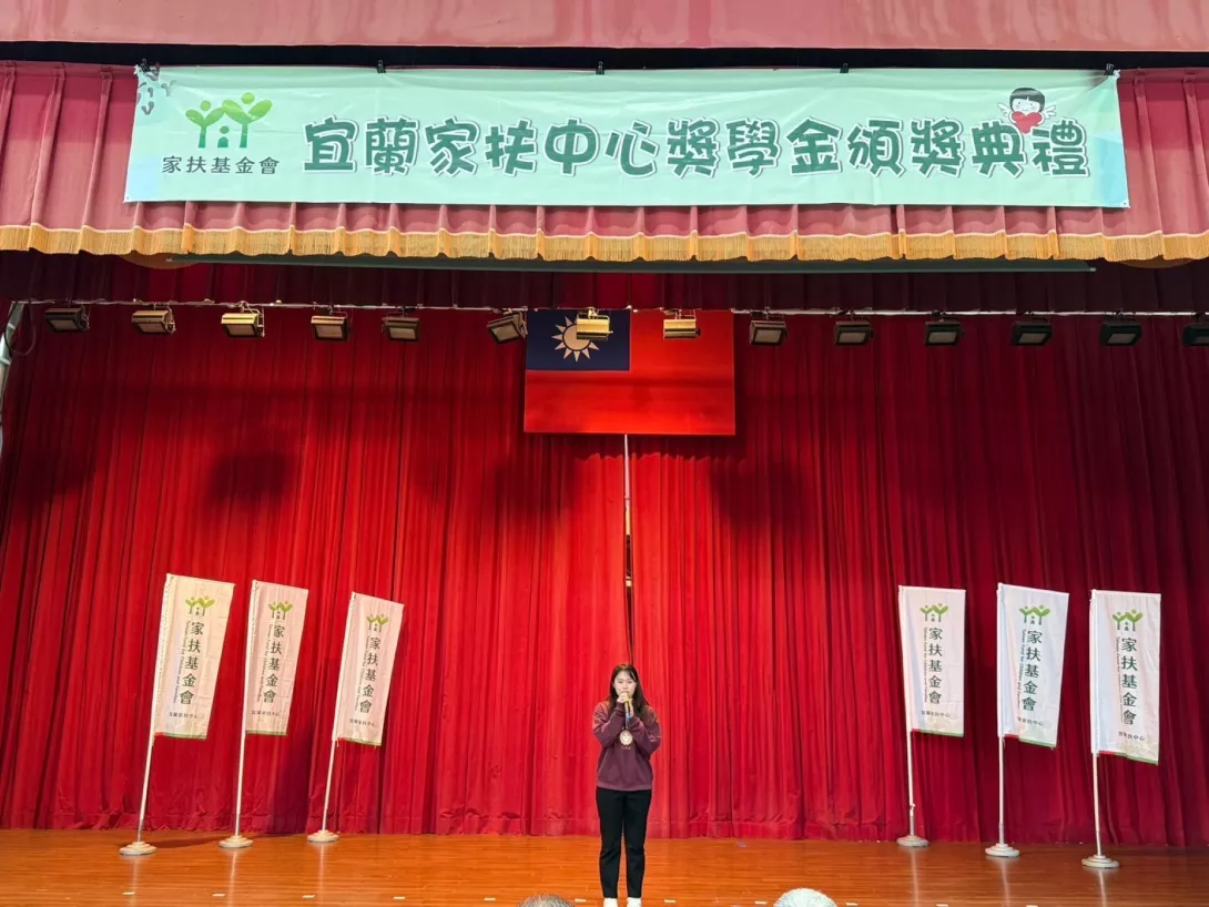 獲獎同學上台感謝助學單位_0