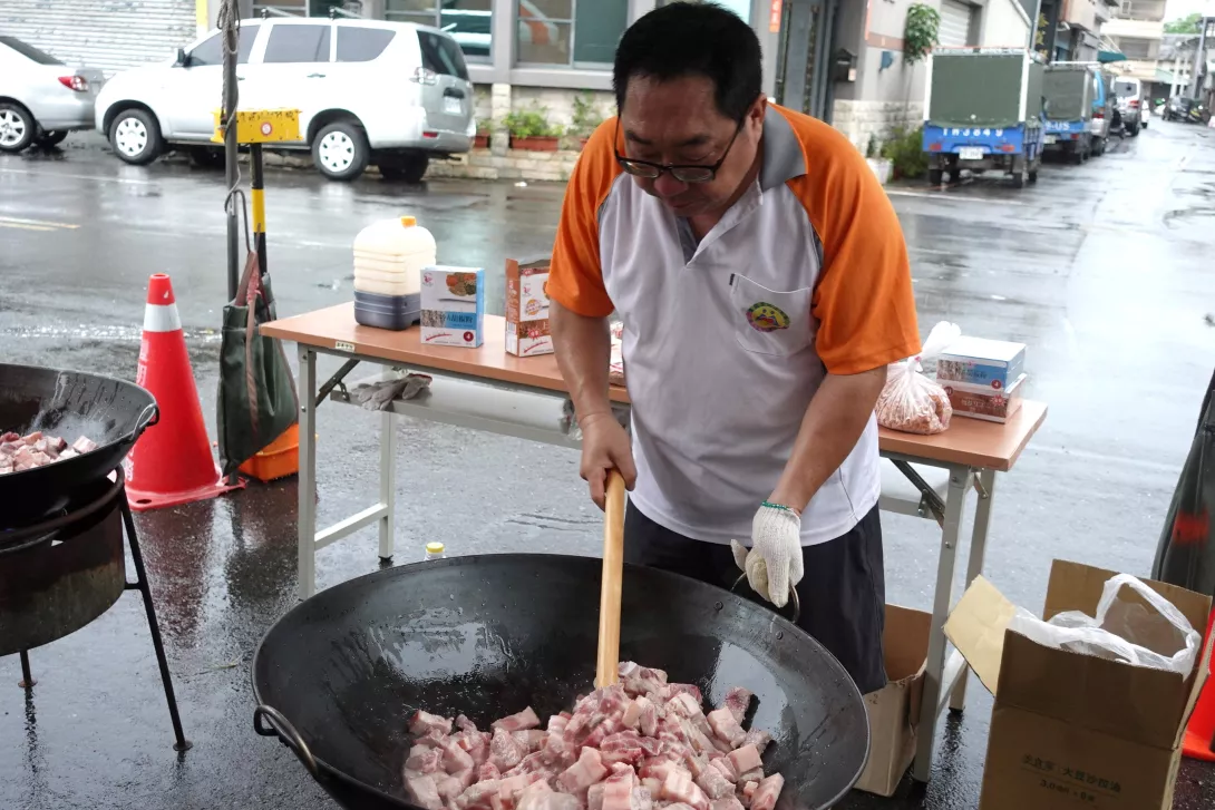 粽葉飄香活動協助炒料