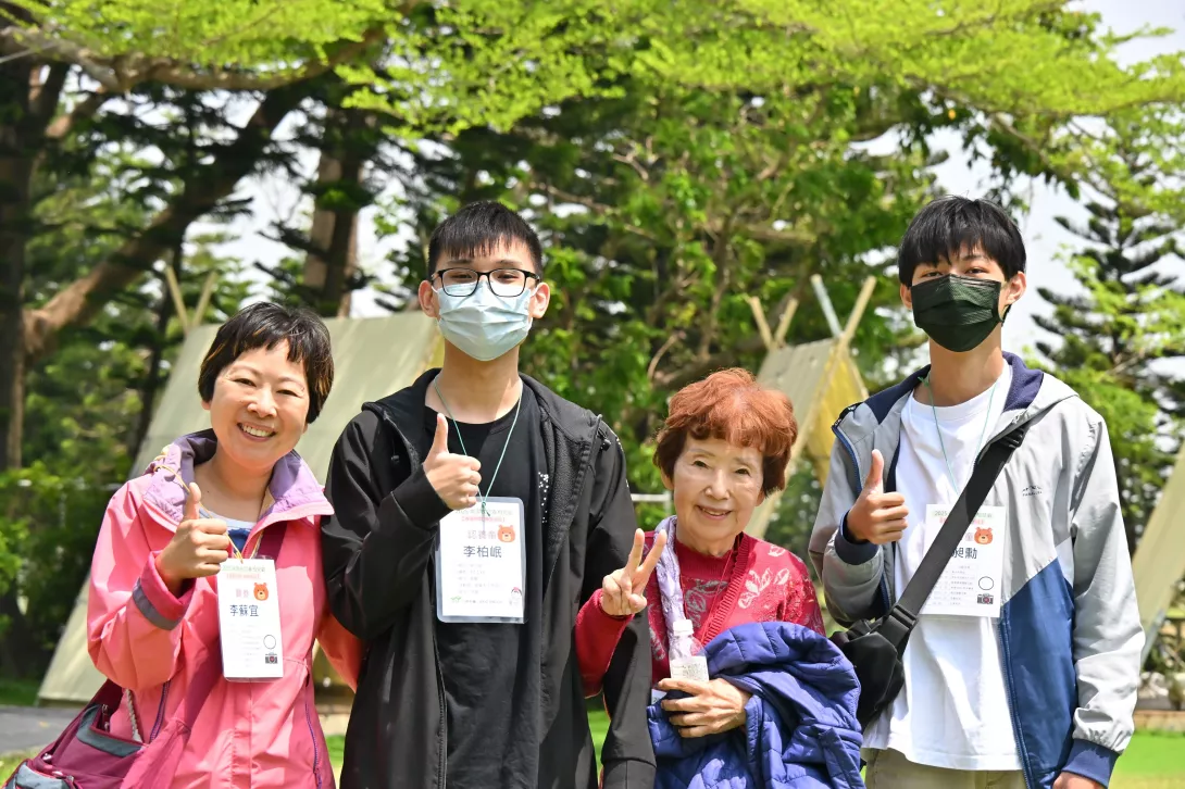 自由時報-高齡90歲的包德慈女士(右二),由女兒(左一)陪同出席並與認養的2位孩子相見歡,感謝包奶奶長年用愛心幫助弱勢兒童