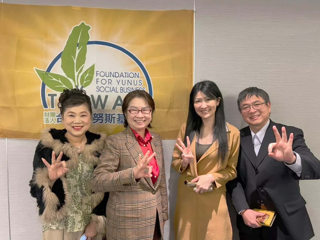 與教育部長官合照