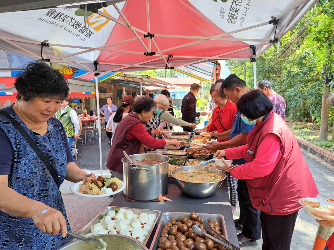 芥菜種會團隊準備豐盛料理,提升住民互動交流。(芥菜種會提供)_0