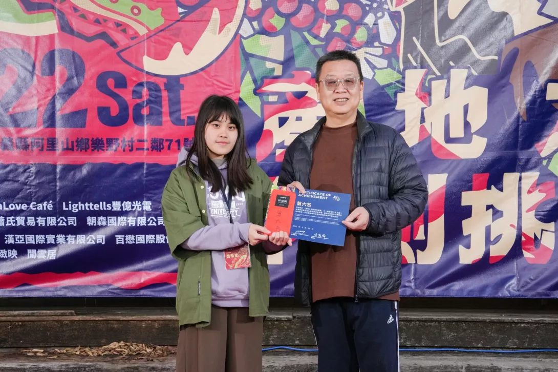 01-中山醫大健產系大一生柴季萱(左)初次參賽,並在職業級強手環伺中獲得全國第六。