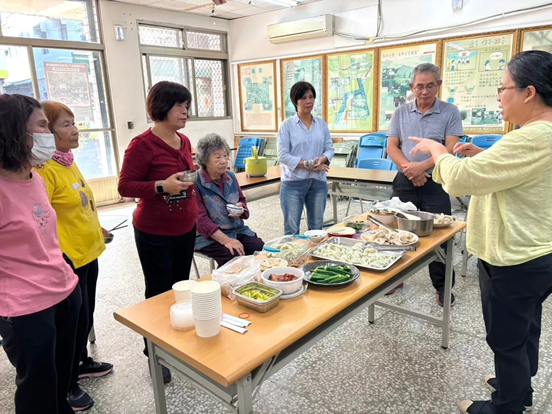 臺中市南屯長青學苑開辦「樂活健康食堂」,以銀髮健康飲食為核心,深受長輩歡迎。