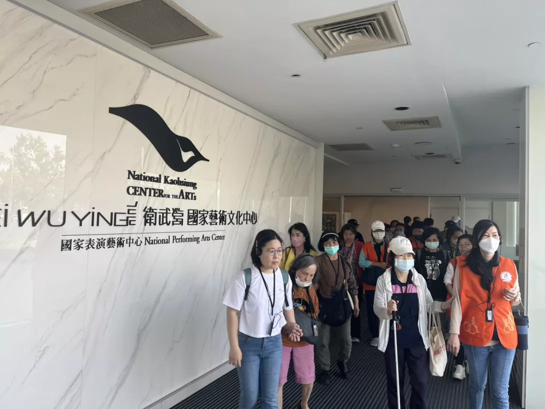 02通稿照片_是障朋友聽著導覽老師詳細的介紹,認識到衛武營的建築歷史還有整體形狀_0