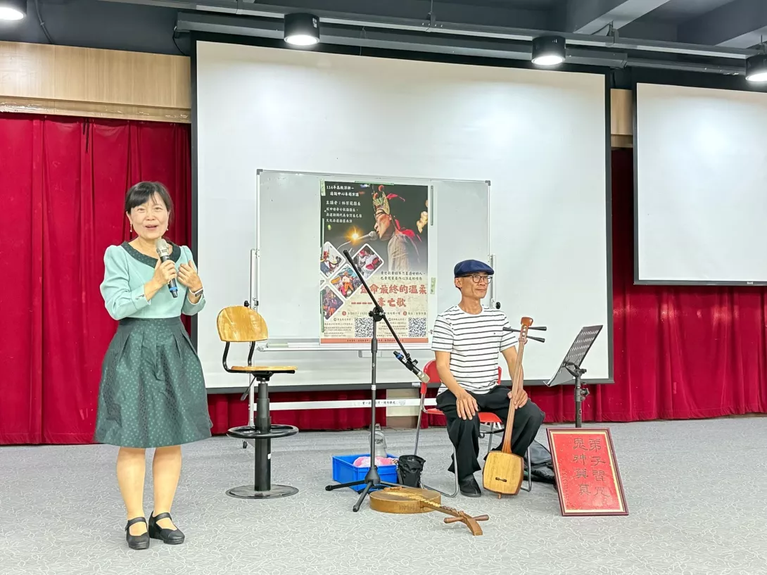 04-中山醫大通識教育中心主任林培雅(左)強調通識教育重視多元視角與文化素養的宗旨。