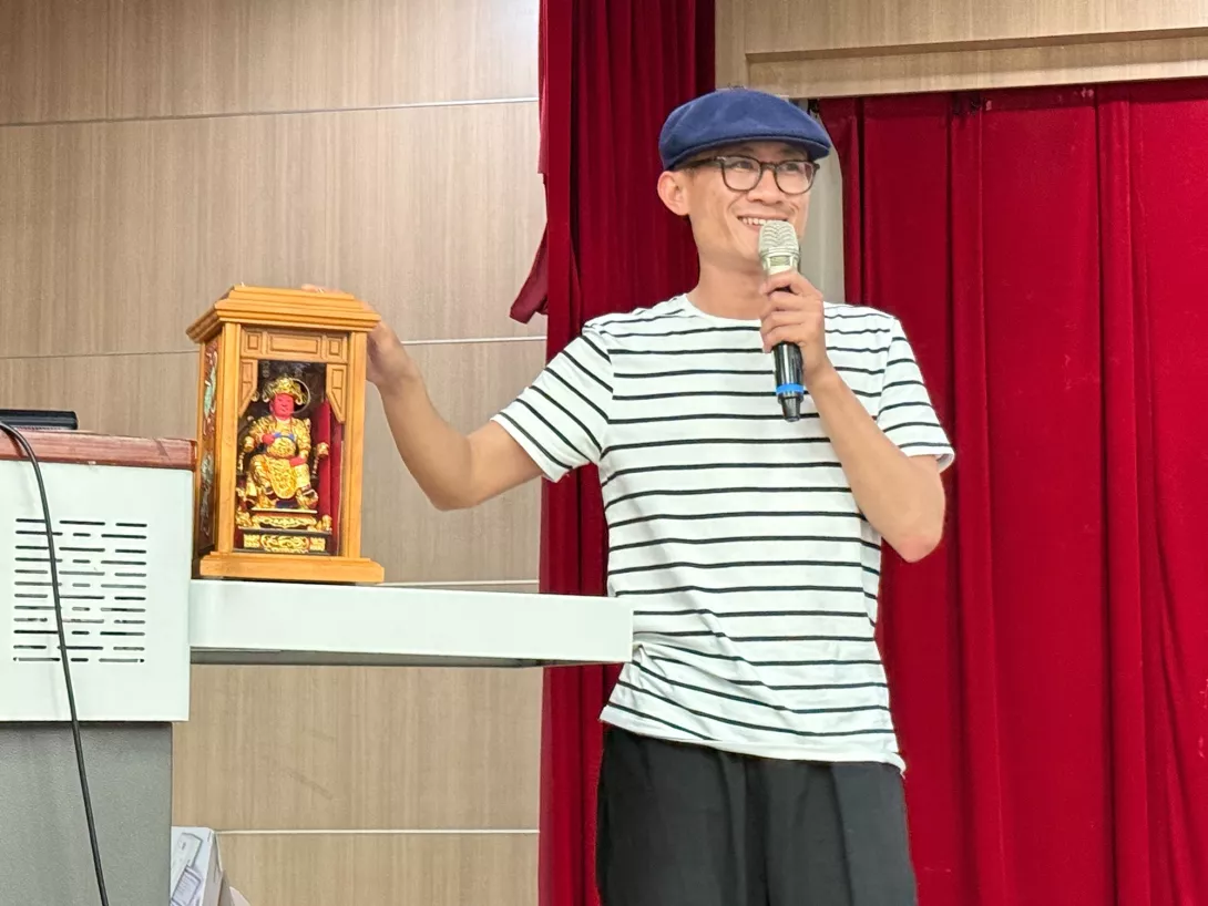 05-林宗範展示演出時必帶的「田都元帥」神像,象徵對傳統戲曲與表演藝術的尊重與敬畏