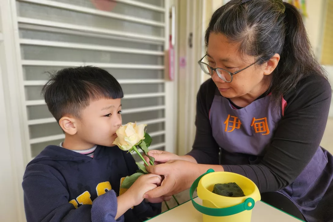 老師引導幼童感受玫瑰香氣