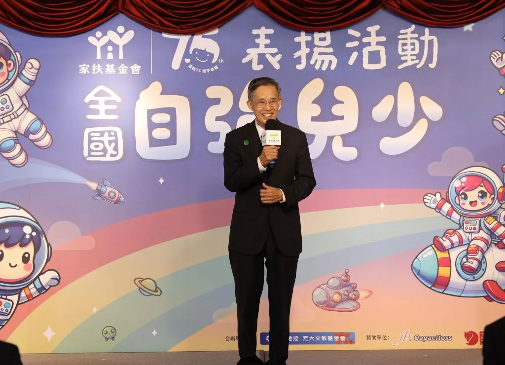 2.家扶基金會劉邦富董事長表示,每位兒少都應該享有完整且不可剝奪的基本權利。過去的75年裡,始終致力於兒童與少年福利的推動。