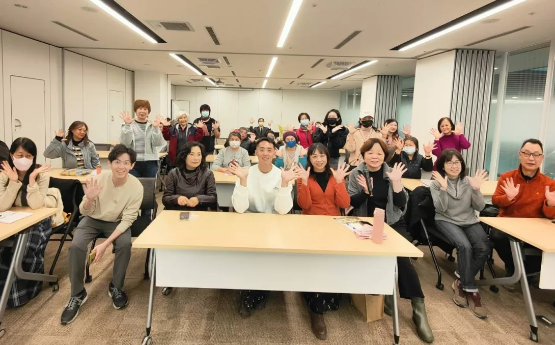 「24節氣健康活」特別場保健講座,主講人/劉禮維中西醫師(中)、桃市圖秘書謝雪君(中右一)與參加民眾合影。