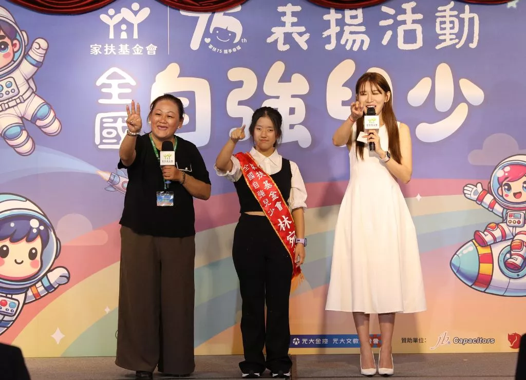 4.自強兒少林宛蓁現場教導大家比出SWIM的手語,期許自己泳不放棄。