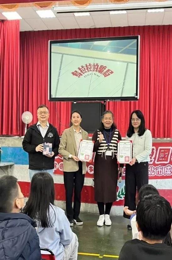洗錢防制辦公室與青年日報社致贈學校紀念品,學校回贈感謝狀及紀念品