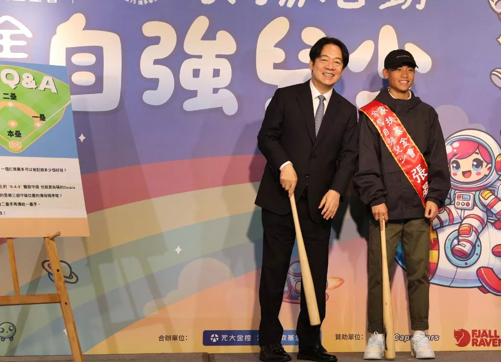 5.賴清德總統與自強兒少張晏共同在台上完成棒球任務。