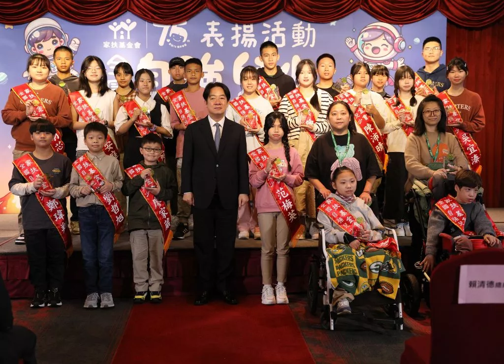 7. 家扶22名全國自強兒少與總統合照留影,希望成為孩子背後支持的力量。