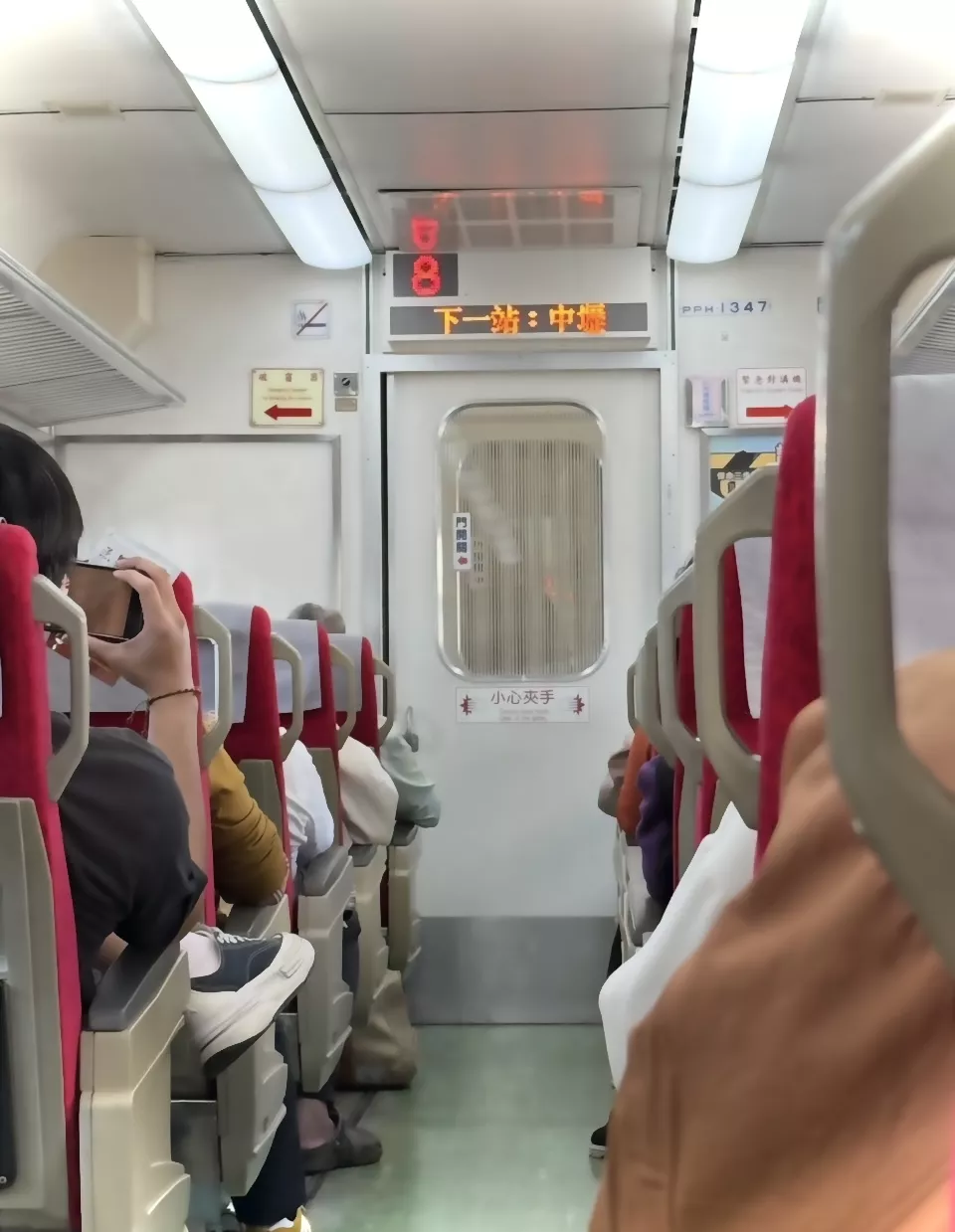 民眾在北上自強號122班次等待列車排除故障。