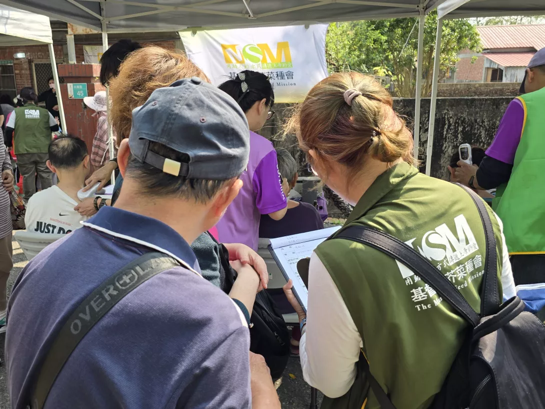 居民與芥菜種會社工交流入住感受與心聲。(芥菜種會提供)