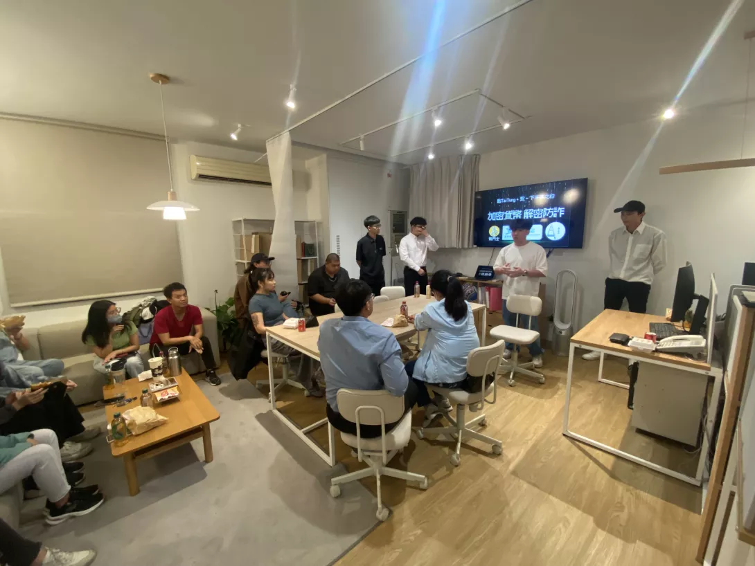 「青年發展中心」承辦同仁宣導業務。